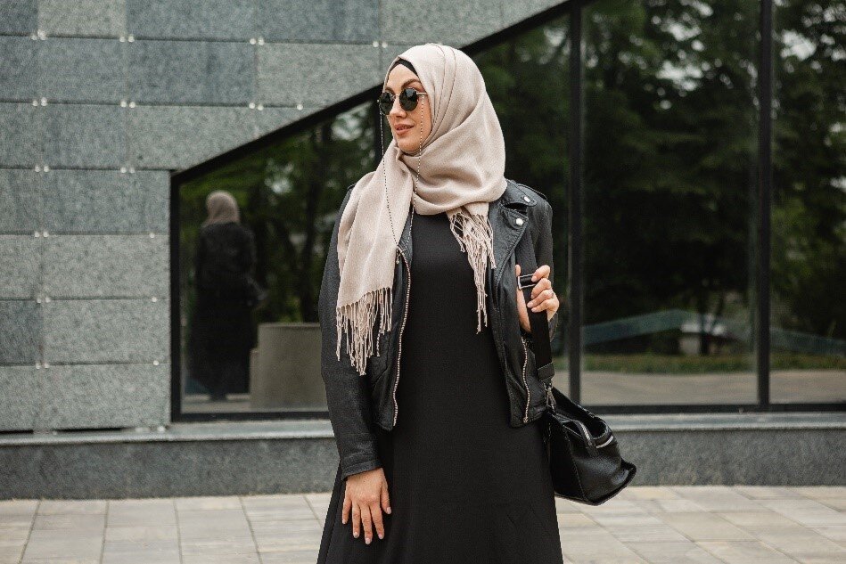 10 Warna Hijab yang Cocok untuk Baju Hitam