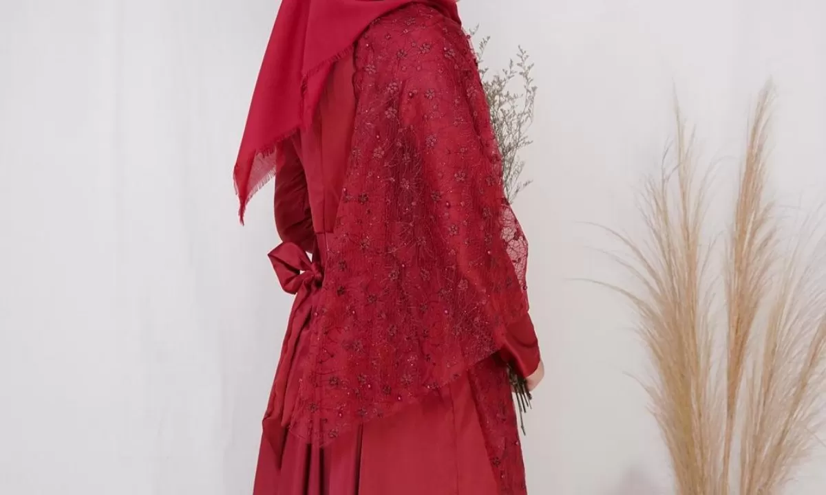Kebaya merupakan pakaian tradisional Indonesia yang identik dengan kesan anggun […]